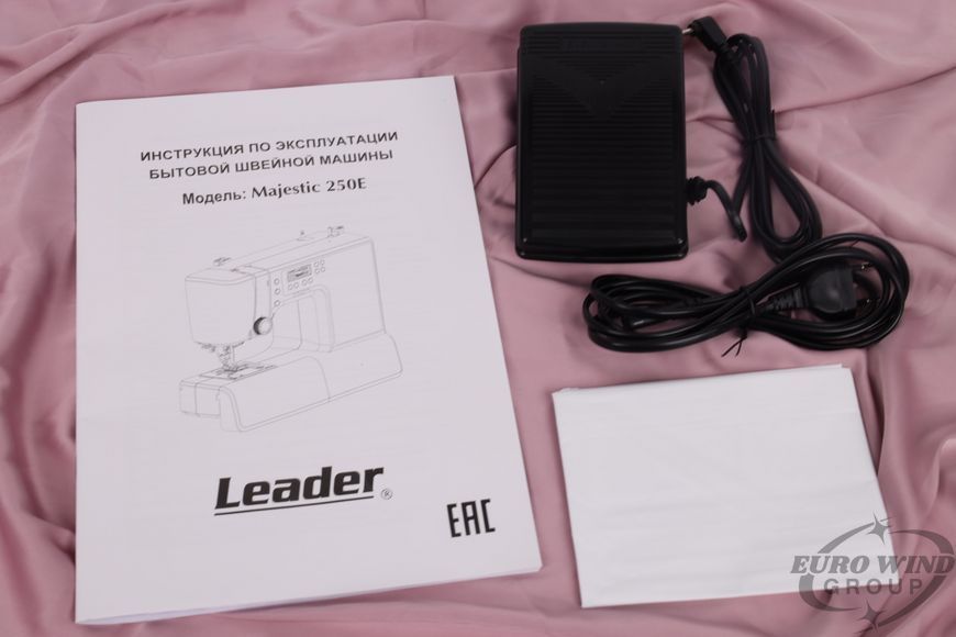 Mașină de cusut computerizată LEADER Majestic 250E