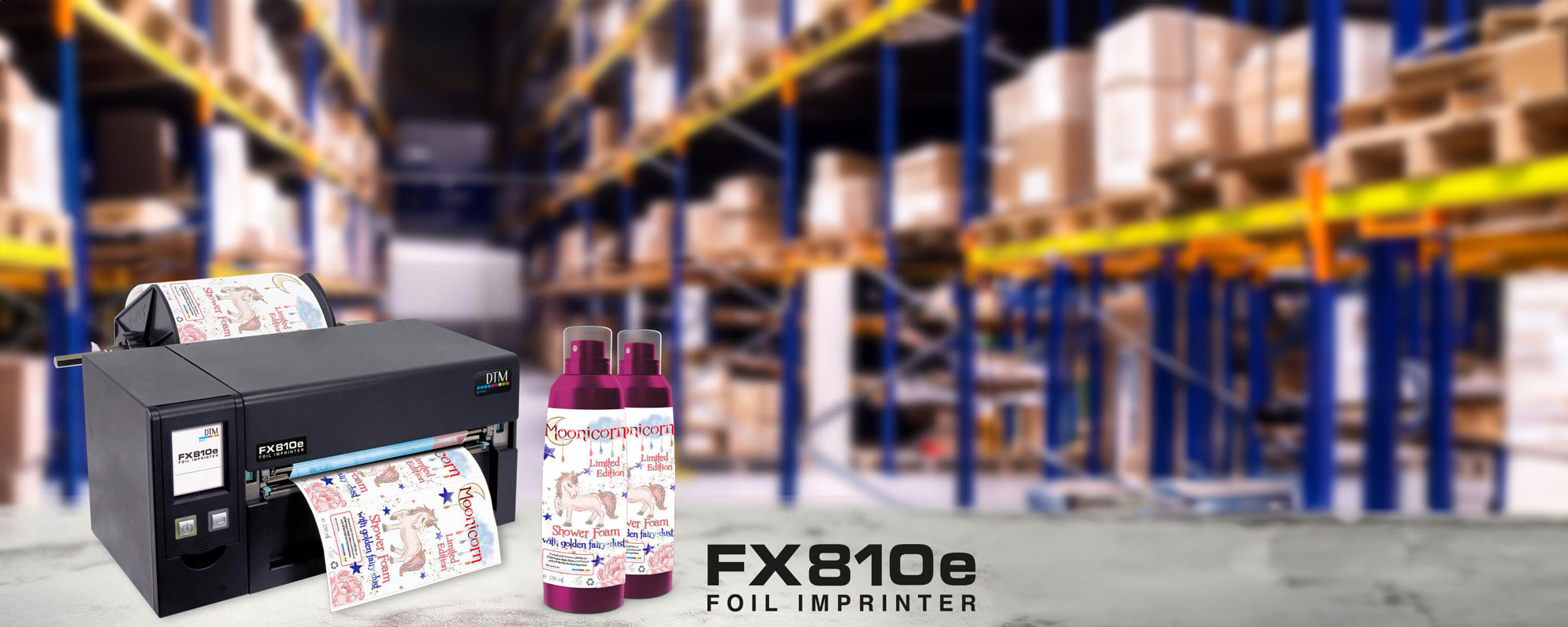 DTM FX810e ipari fólianyomtató vágó nélkül, fémes elemekkel ellátott címkék készítésére tervezve.